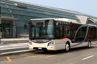 Proč chybí řidiči autobusů? Není to jen o penězích, problémy jsou i s dopravou a cestujícími - Garáž.cz